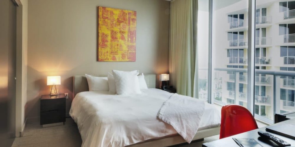 desk-and-bed-in-hotel-room